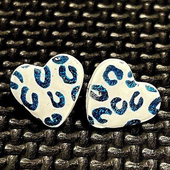 NEW White & Blue Leopard Print Resin & Polymer Clay Heart Stud Earrings - Picture 1 of 3